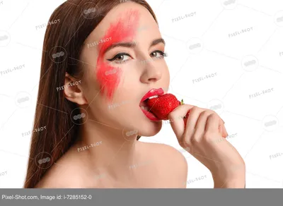 Сексуальная молодая женщина с клубникой на цветном фоне, крупным планом ::  Стоковая фотография :: Pixel-Shot Studio