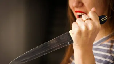 Шикарная, девушка с гигантским ножом…» — создано в Шедевруме