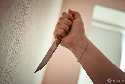 Аниме девушка с ножом и повязкой …» — создано в Шедевруме