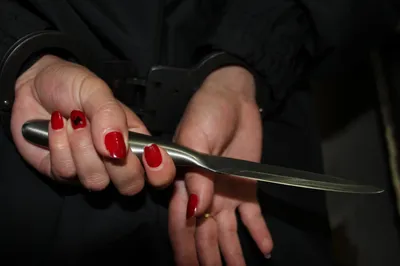 В Новосибирской области девушка пырнула ножом друга во время ссоры - KP.RU