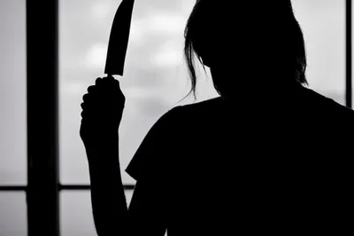 В ярости девушка изрезала себя ножом после ссоры с любовником в Ростове