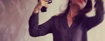 Изображение раздраженной и уставшей азиатской девушки, делающей жесты  пистолетом пальцами возле виска, выглядящей скучающей и огорченной, стоящей  на белом фоне | Премиум Фото