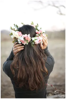 Девушка с цветами со спины - красивые фото