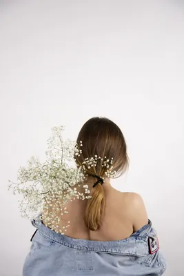 Девушка спиной с цветами - 74 фото