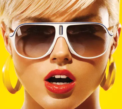 Красивая рыжая девушка солнцезащитных очках на природе Stock Photo | Adobe  Stock