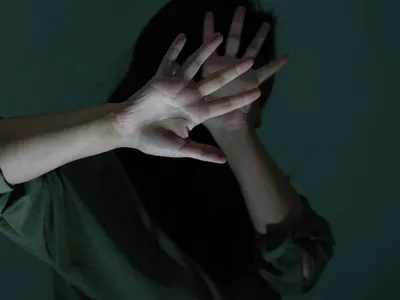 Фото Молодая девушка закрыла лицо руками
