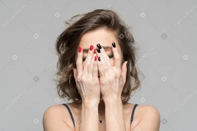 девушка закрыла лицо руками в рукавицах с норвежским рисунком Stock Photo |  Adobe Stock