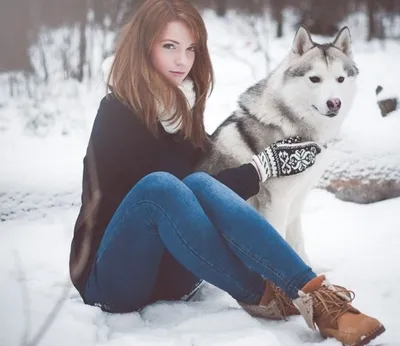 Девушка в портрете леса зимы девушки Девушка в зиме идет в древесины снег  льет от ветви Стоковое Фото - изображение насчитывающей сторона, мило:  84342854