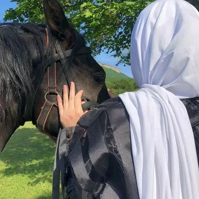 𝐀𝐗𝐌𝐄𝐓𝐎𝐕𝐍𝐀 on Instagram: “«Ко лбу лошади привязано добро до Судного  дня» 🤍 (Бухари)” | Horse girl photography, Islamic girl images, Horse girl