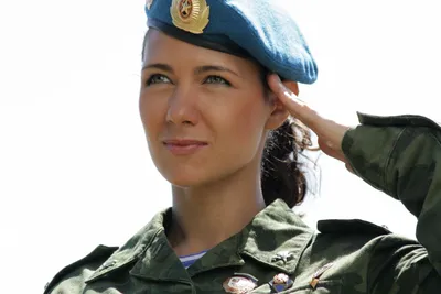 Сексуальная модная женщина в военной форме и фураж-крышке, представляя  Стоковое Изображение - изображение насчитывающей воинско, способ: 83468749