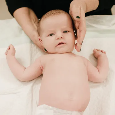 Как и чем лечить насморк у новорожденного грудничка — диагностика, симптомы  и лечение