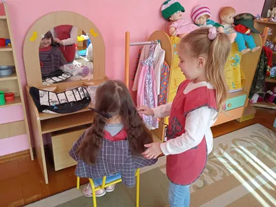 Маленькая девочка играет в парикмахерскую с красочными игрушечными  кирпичами и строит башню Счастливый ребенок играет в палатке в Стоковое  Изображение - изображение насчитывающей парней, ребенок: 163182165