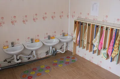 Туалет детского сада стоковое изображение. изображение насчитывающей  комната - 66544727