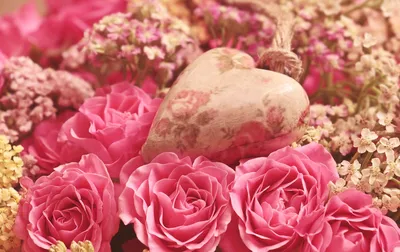 Любовь ко дню святого валентина. счастливый день святого валентина и дизайн  прополки бумажное сердце. векторная иллюстрация. розовый фон с орнаментом,  сердца. каракули и завитки. будь моей валентинкой | Премиум векторы