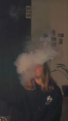 Фото Девушка с белым дымом у лица