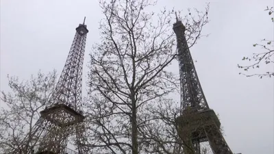 Эйфелева башня стоит высоко на сером фоне, 3d статуя Эйфелевой башни на  белом фоне, Hd фотография фото фон картинки и Фото для бесплатной загрузки