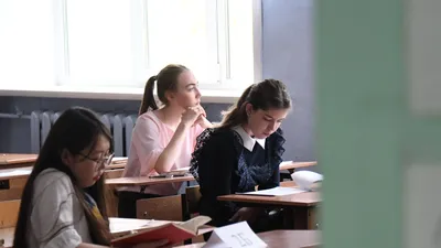 Дети в школе работают вместе по проекту класса. Ученики сдавая экзамены  Стоковое Фото - изображение насчитывающей детсад, воспитывать: 196946682