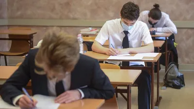 Учащиеся, сдавшие экзамены в школе Стоковое Изображение - изображение  насчитывающей жизнерадостно, счастливо: 145321793