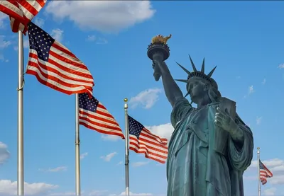 Государственный флаг сша американского флага США на предпосылке голубого  неба статуи свободы Стоковое Изображение - изображение насчитывающей  звезды, правительство: 31659389
