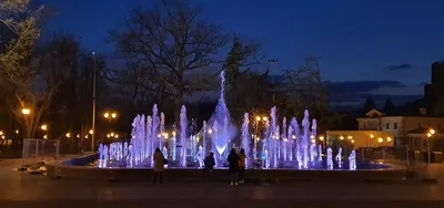 Новый город» назвал новую подсветку у Ганзейского фонтана дикой и  аляповатой — GPVN.RU