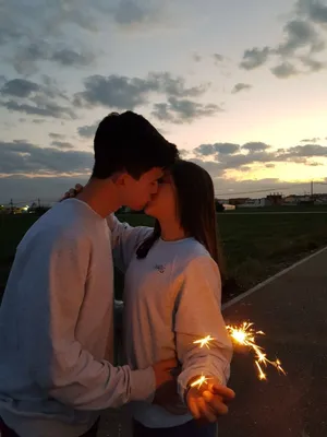 Картинки где парень с девушкой целуются фотографии