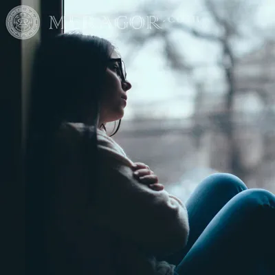 Грустная девушка 18 лет у открытого …» — создано в Шедевруме