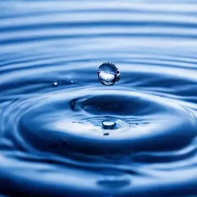Обои капли воды падают в воду