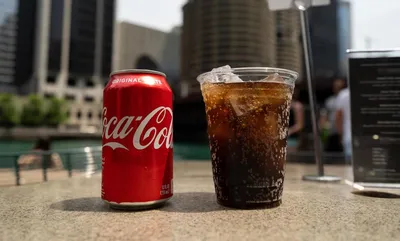 Продукцию Coca-Cola ждет ребрендинг. Напитки компании теперь будут  продаваться под именем «Добрый кола» | Sobaka.ru