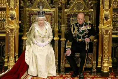 Фото: королева Елизавета II и ее супруг принц Филипп в Виндзоре - BBC News  Русская служба