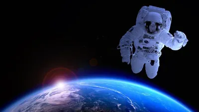 космонавт на космическом корабле в красочной космической галактике. время  путешествия космонавтов путешествует мягкий путь космос Иллюстрация штока -  иллюстрации насчитывающей тайна, туманность: 276803678