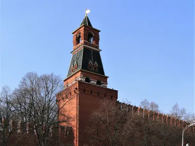Спасская башня Казанского Кремля окрасилась в яркие цвета
