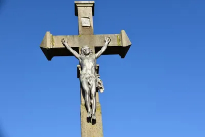 крест в поле на темном небе, изображение креста иисуса фон картинки и Фото  для бесплатной загрузки