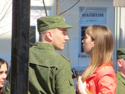 Курсант Академии МЧС сделал предложение своей девушке во время выпускного  на Красной площади - Москвич Mag