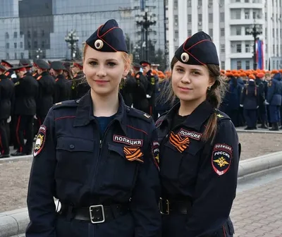 Симпатичная девушка-курсант военной школы на белом фоне :: Стоковая  фотография :: Pixel-Shot Studio