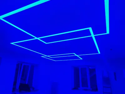 Натяжной потолок со световыми линиями в квартире-студии