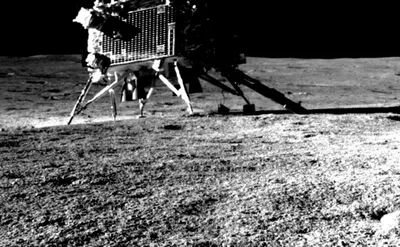 Индийский луноход отправился на прогулку по Луне и прислал первый снимок