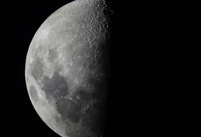 На темной стороне Луны намного больше кратеров. Теперь мы знаем почему