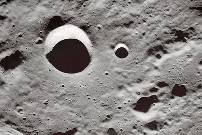 На новом снимке Луны отчетливо виден искусственный огромный объект: что это  (фото). Читайте на UKR.NET