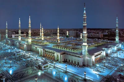 Radio Azattyq - Фото дня: Верующие в мечети в Мекке в Ночь... | Facebook