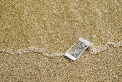 Мокап мобильного телефона на море. женщина рука мобильный телефон с пустой  экран против морского пляжа открытый. роуминг в отпуске | Премиум Фото