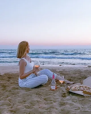 Картинки море, пляж, красивая девушка, девушка, песок, небо, пейзаж,  красивый пейзаж - обои 1920x1080, картинка №149528