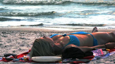 Девушка на пляже около моря Желтый Swimsuit Стоковое Фото - изображение  насчитывающей песок, счастливо: 69700968