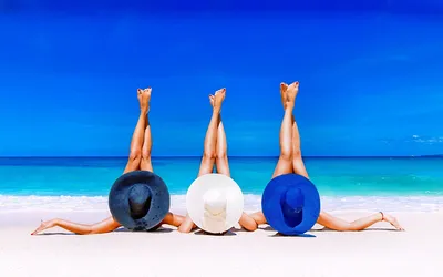 3 девушки загорают совместно на пляже на море Стоковое Изображение -  изображение насчитывающей море, друзья: 124243921