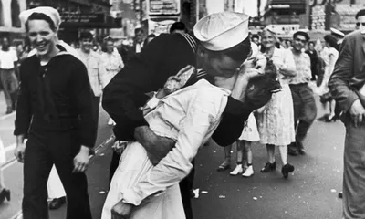 История одной фотографии: моряк целует медсестру на Таймс-сквер | MAXIM