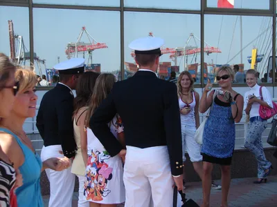 Aktivno - Последний поцелуй: девушки провожают моряков | Facebook