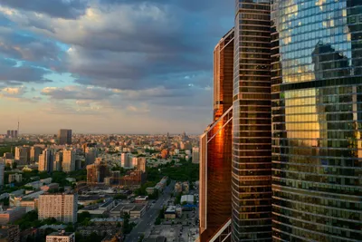 Как выглядит Москва-Сити после атаки дронов. Из-за взрывов в двух  небоскребах выбило окна Фотографии — Meduza