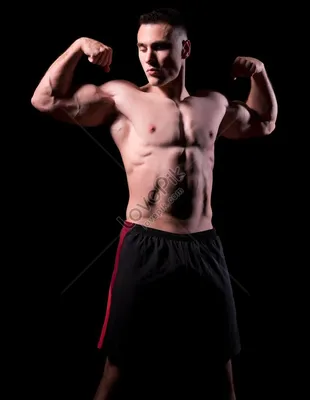 мускулистый мужчина трогает грудь в фитнес-центре. Стоковое Фото -  изображение насчитывающей модель, мышца: 216728146