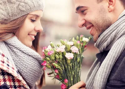 Картинки по запросу мужчина дарит цветы женщине | Happy valentines day  images, Happy valentine day quotes, Valentines day poems