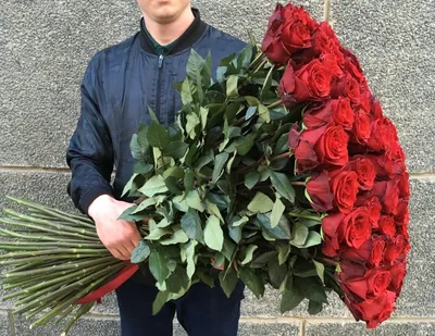 Мужчина дарит цветы своей девушке во время романтического свидания в  ресторане :: Стоковая фотография :: Pixel-Shot Studio