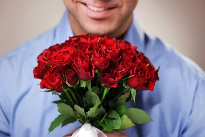 мужчина дарит цветы своей девушке Фото Фон И картинка для бесплатной  загрузки - Pngtree